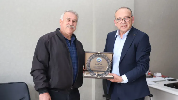 Başkan Çetin Akın'dan Eski Meclis Üyelerine Teşekkür Plaketi