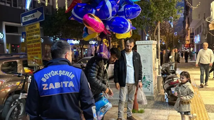 Büyükşehir Belediyesi Zabıta Ekiplerinden Dilencilere ve Seyyar Satıcılara Sıkı Denetim