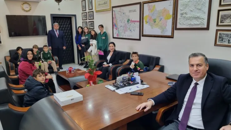 Kocatürk Ortaokulu Öğrencilerinden Kaymakam Kapankaya İle Sosyal Yardımlaşma Ve Dayanışma Vakfına Ziyaret