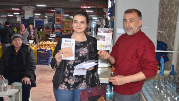 Turgutlu'da CHP'li gençler 'hayır' için sokaklarda !