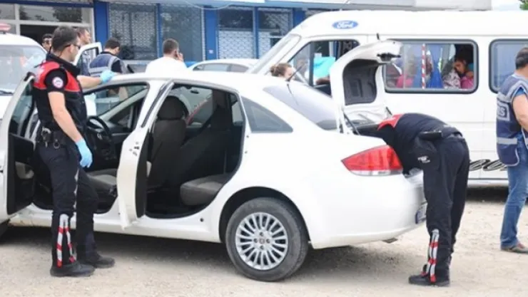 OTOMOBİLLER İÇİNDE SİLAH ELE GEÇİRİLDİ