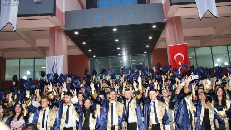 Manisa Celal Bayar Üniversitesi Hasan Ferdi Turgutlu Teknoloji Fakültesi'nde Mezuniyet Coşkusu