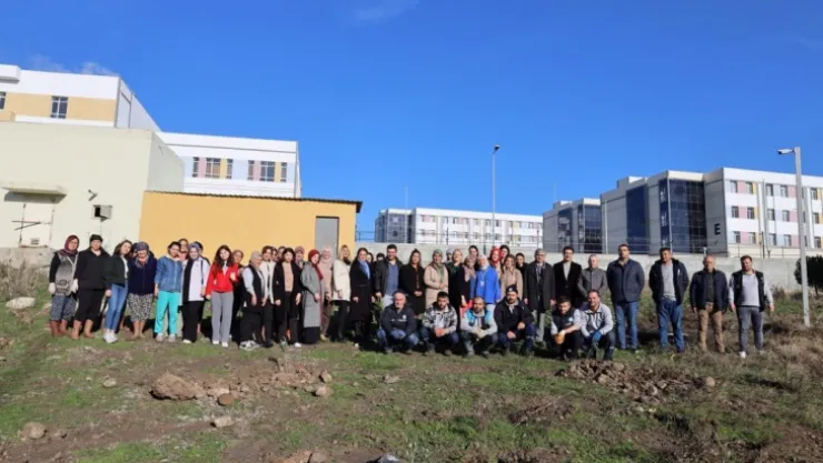 Manisa'da Gençler Toprakla Bulutu