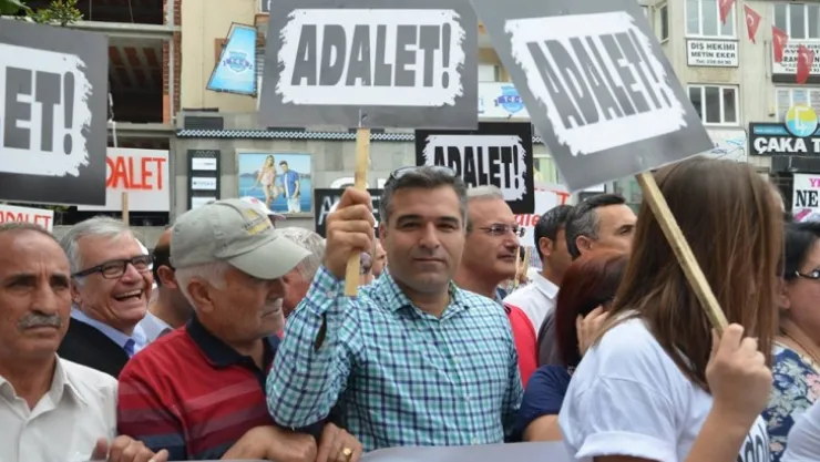 CHP'DEN 2 DAKİKALIK HAREKETSİZ EYLEM