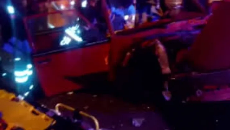 Kırmızı ışıkta durmadı kaza yaptı 2 yaralı