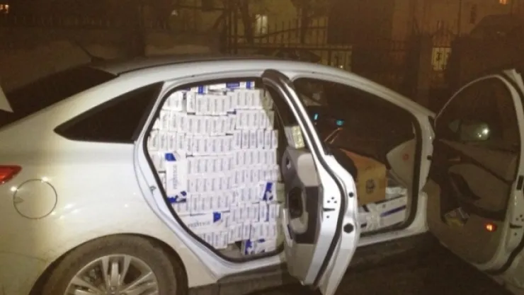 BİR OTOMOBİL İÇİNDE KAÇAK SİGARA YAKALANDI