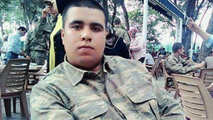 YEMEKTEN ZEHİRLENEN ACEMİ ASKER HAYATINI KAYBETTİ