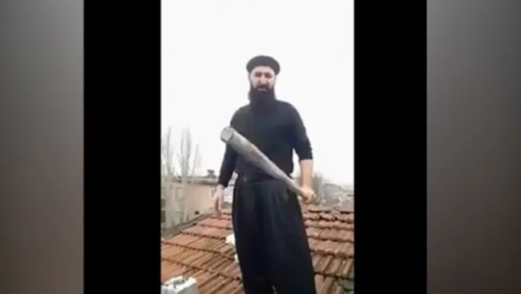 Elindeki sopayla çatıda Noel Baba'yı bekledi! (Video)