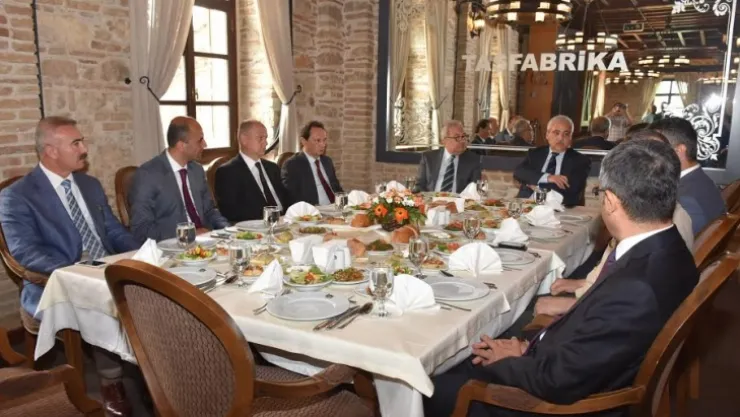 VALİ YARDIMCISI ALİ OSMAN İŞŞEN ONURUNA VEDA YEMEĞİ