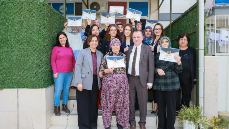 Okuma Yazma Kursunu Tamamlayanlar Belgelerini Başkan Balaban'dan Aldı