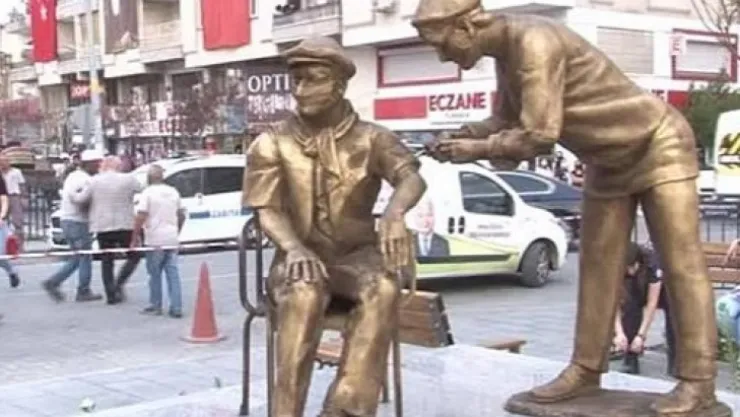 Ölümden Dönen Belediye Başkanı 'Sağlıkçı Heykeli' Yaptırdı