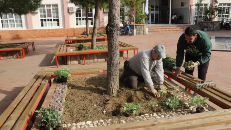 Park ve Bahçeler Müdürlüğü Ekipleri Kentin Çehresini Değiştiriyor