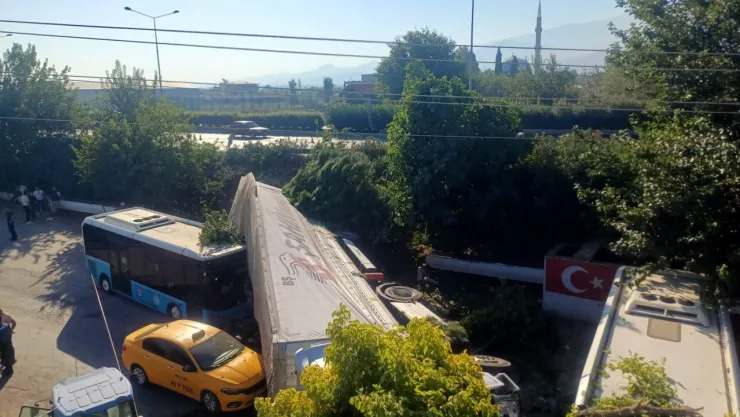 Salihli'de zincirleme kaza: 1 ölü, 2 yaralı