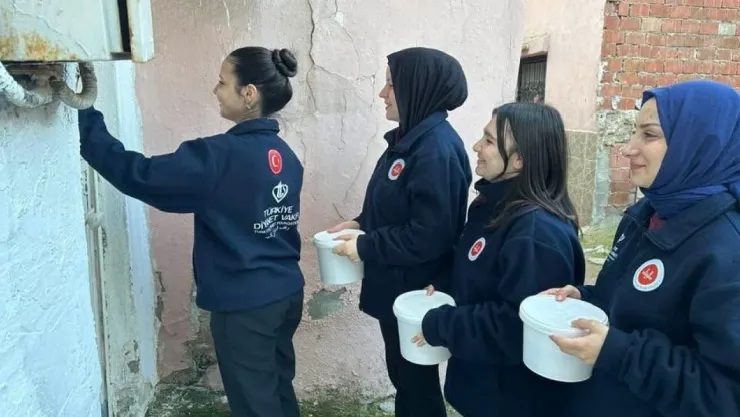 Soma'da Gençler Ramazan Bereketini Paylaştı: 'Yüzler Gülsün Ama Yüzler Görünmesin'