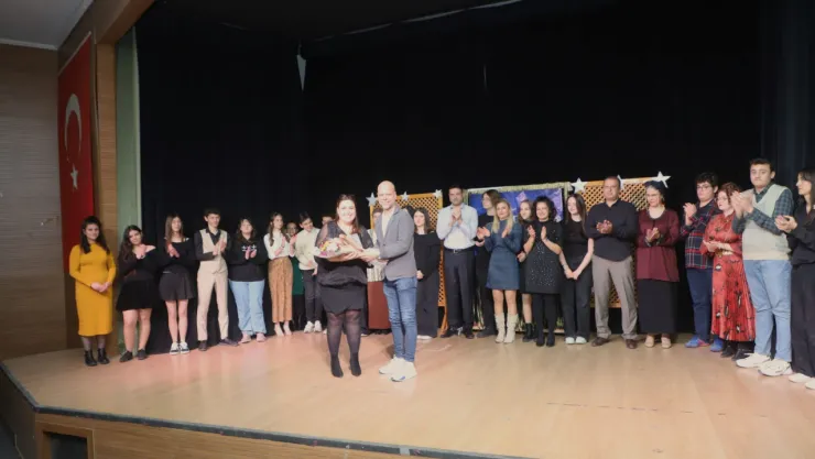 Tiyatroseverlerden 'Yakından Kumanda 2'ye Yoğun İlgi