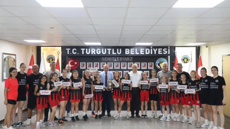 Turgutlu Belediyespor İkincilik Kupasını Başkan Akın'la Paylaştı