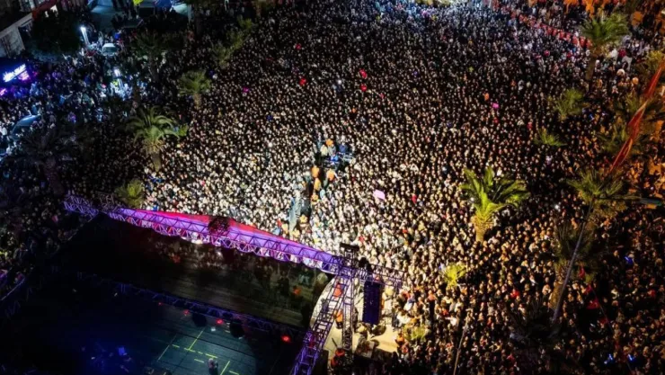 Turgutlu'da Cumhuriyet Coşkusu Ece Seçkin Konseriyle Zirveye Ulaştı