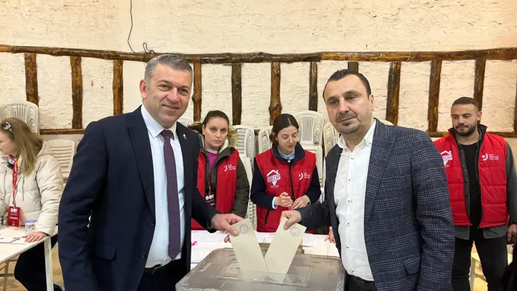 Turgutlu'da Sandıklara Akın: Vatandaşlar İmamoğlu'nun Tutuklama Kararına Tepki Gösterdi
