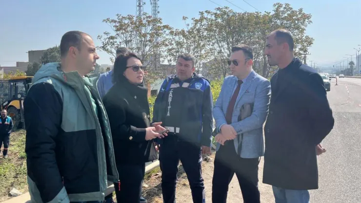 Turgutlu'da Yola Dökülen Siyah Sıvı Trafiği Felç Etti: Biyogaz Şüphesi Üzerine Ekipler Teyakkuzda
