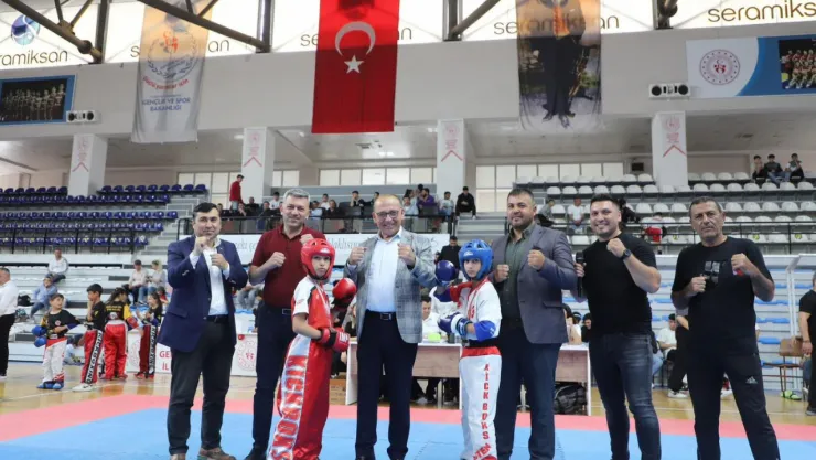 Turgutlu Yıldırım Beyazıt Kapalı Spor Salonu'nda İller Arası Kick Boks Şampiyonası Heyecanı yaşandı