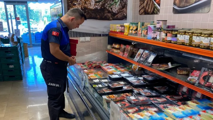 Turgutlu Zabıtasından Marketlere Sıkı Denetim