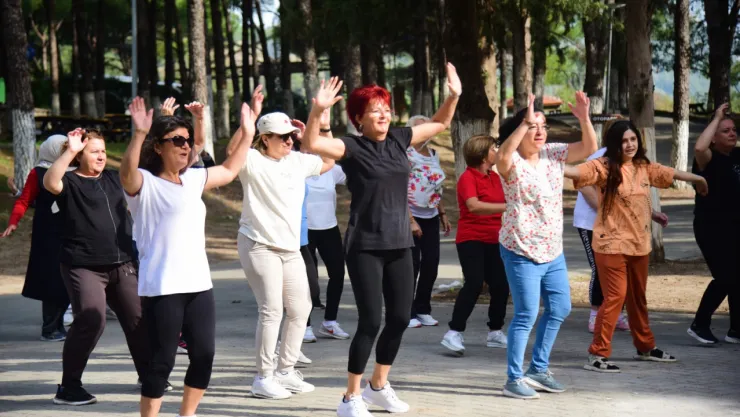 Yunusemreli Kadınlar Avrupa Hareketlilik Haftası'nda Açık Havada Spor Yaptı