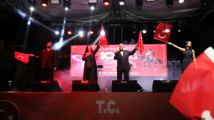 Yüzüncü Yıl Kutlamalarında '100 Yıllık Bir Aşktır Cumhuriyet' Gösterisi Tam Not Aldı