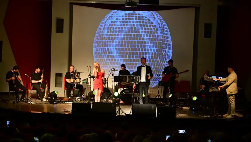 Büyükşehir Belediyesi Pop Orkestrası İlk Konserini Verdi