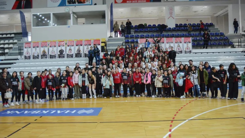 Turgutlu Belediyesi Kadın Voleybol Takımı Sezonu Galibiyetle Noktaladı