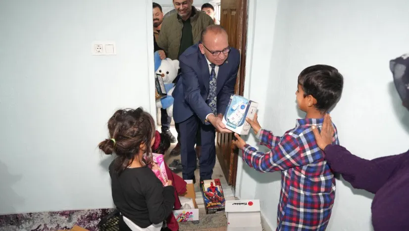 Başkan Çetin Akın Çocukları Sevindirdi