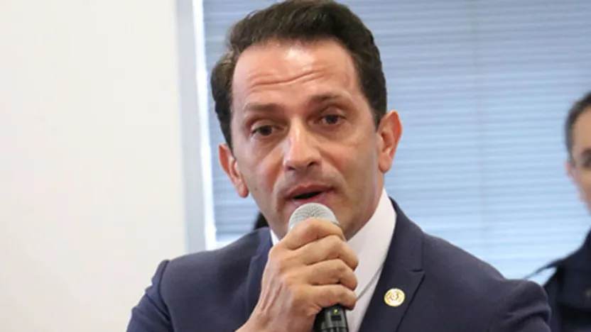 AKP'li Mücahit Birinci'den Özgür Özel'in sözlerine: 'Biri, sokak köpeklerini sokağa çıkarmakla tehdit ediyor'