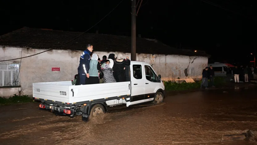 Büyükşehir ve MASKİ Ekipleri Yağmurda Tüm Gücüyle Sahada