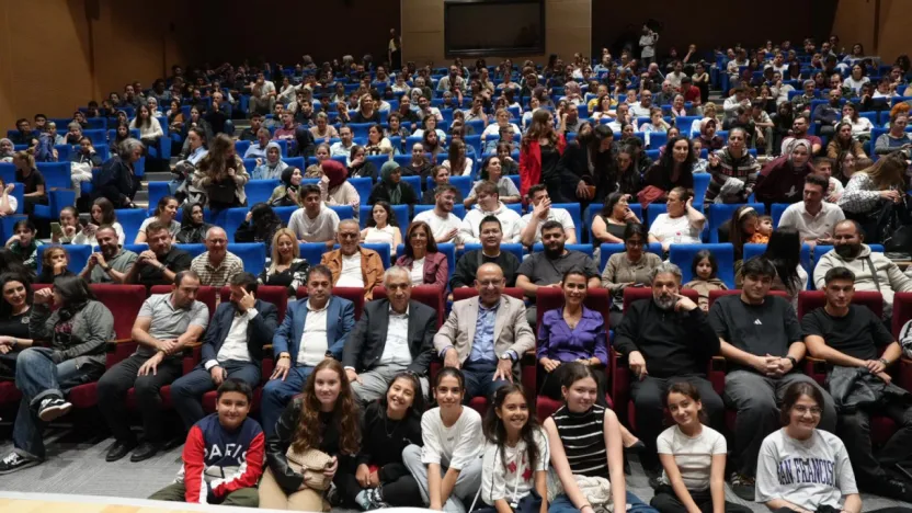 Ekrem Gürel Kültür Merkezi İki Oyunla Tiyatro Perdesini Açtı