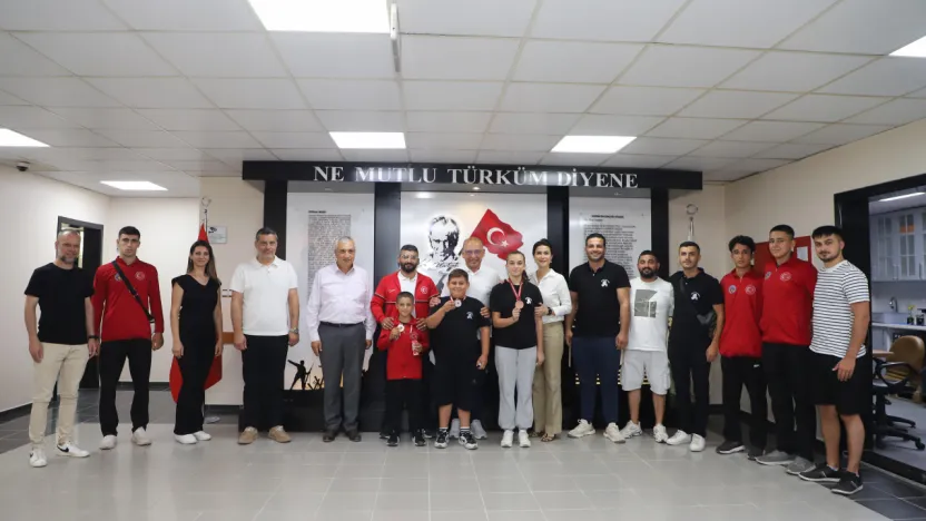 Şampiyon Güreşçilerden Başkan Çetin Akın'a Ziyaret