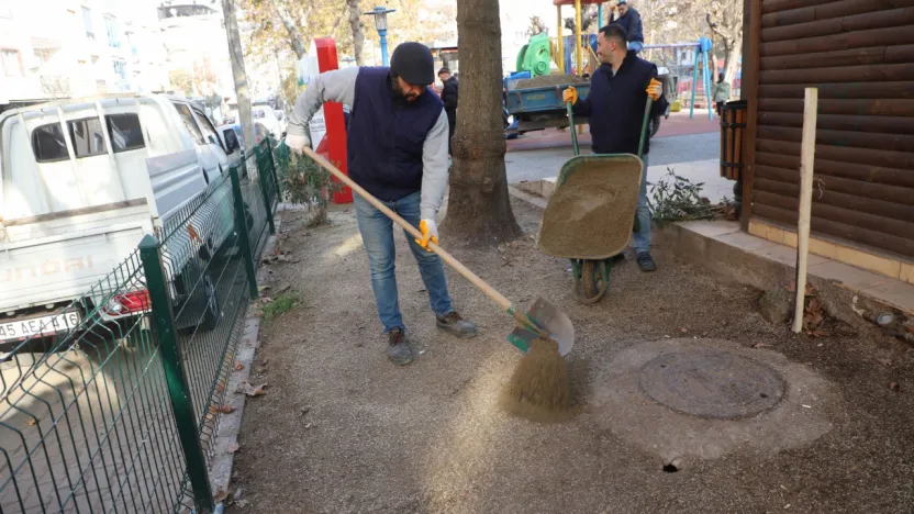 Turgutlu Belediyesi Park ve Bahçeler Müdürlüğü Ekiplerinden Kent Estetiğini Güzelleştiren Çalışmalar