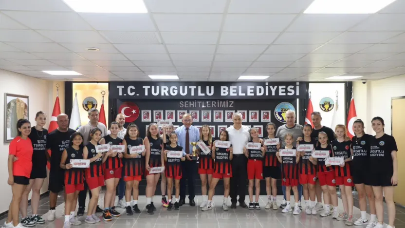 Turgutlu Belediyespor İkincilik Kupasını Başkan Akın'la Paylaştı