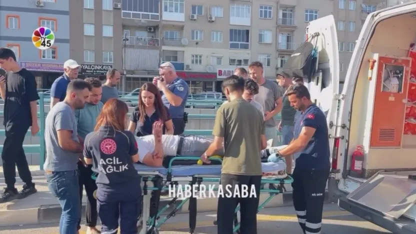 Turgutlu'da Moto Kurye Kazası! 16 Yaşındaki Sürücü Ağır Yaralandı