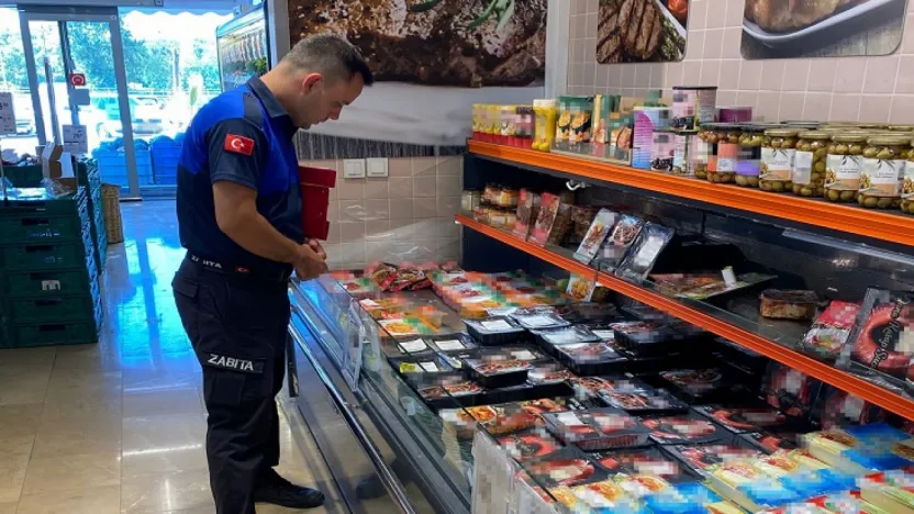 Turgutlu Zabıtasından Marketlere Sıkı Denetim