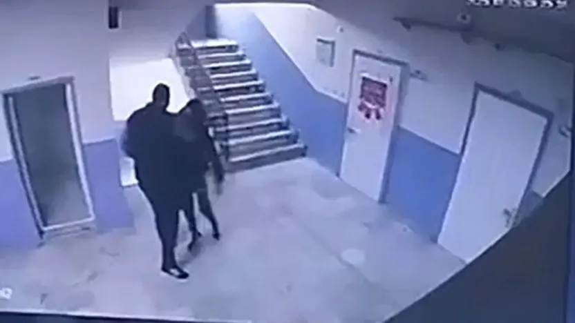 Turgutlu'da Skandal: Müdür, otizmli öğrenciyi merdivenlerden aşağıya attı!