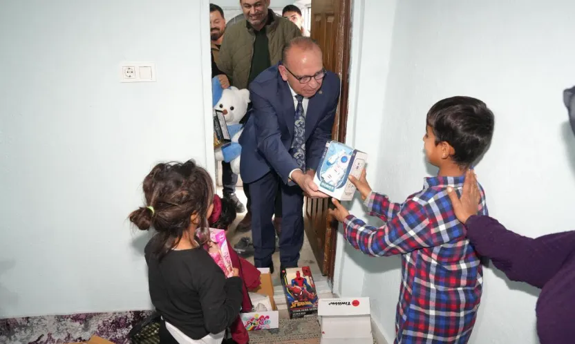 Başkan Çetin Akın Çocukları Sevindirdi